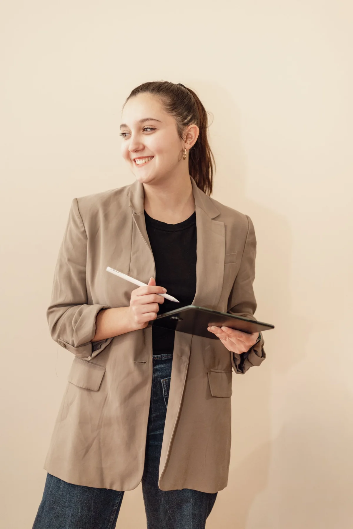 Retrato de Andrea Gómez Torres, diseñadora UX/UI, sonriendo con una tableta y un lápiz digital