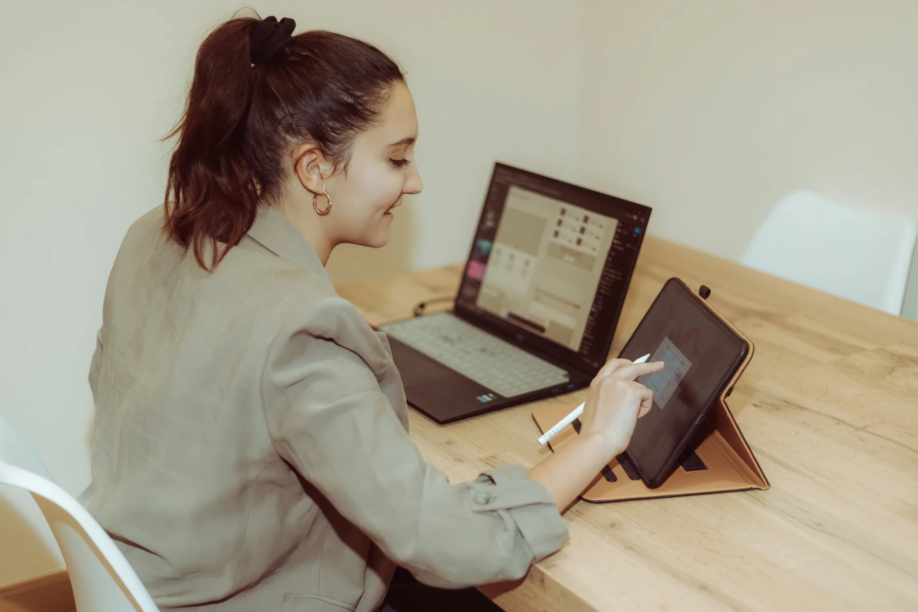 Andrea Gómez Torres trabajando en un escritorio con portátil y tableta